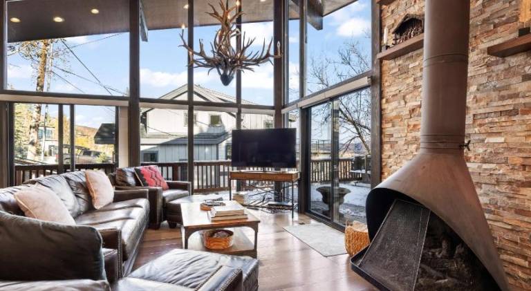 Ski In and Out, Short Walk or Drive to Ski and Bike Access, Private Hot Tub, Sleeps 6 — photo 3