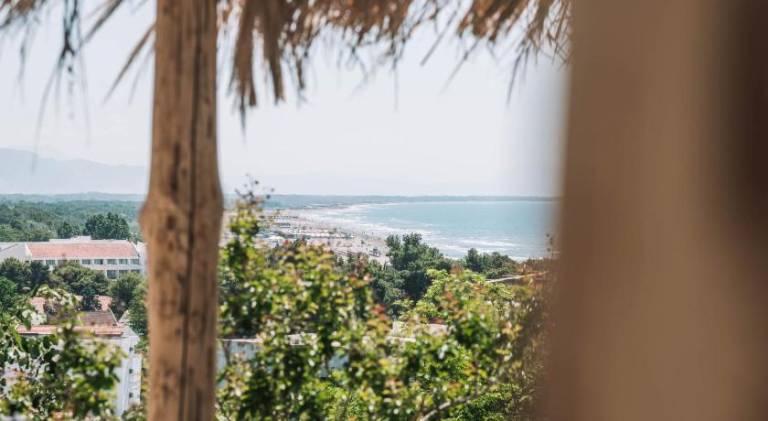 Rental apartment with terrace, pool & yard in Ulcinj