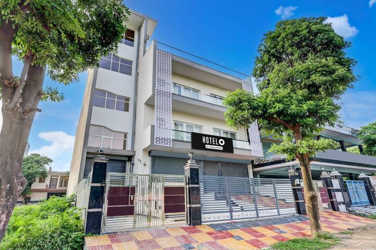 Hotel O Pari Chowk Metro Station