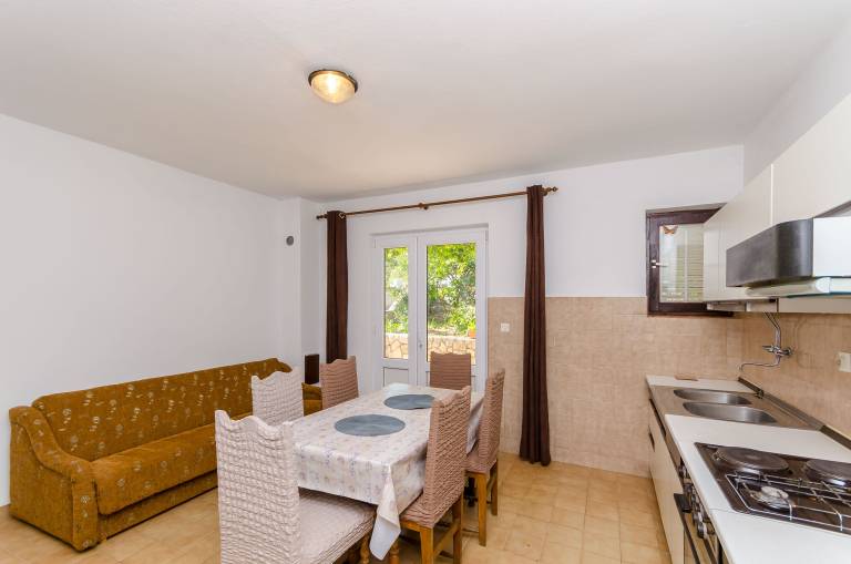 Rental apartment with yard, grill & terrace | Garden view — photo 4