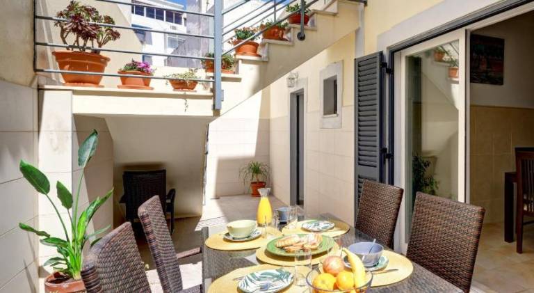 Vacation home with patio & barbeque | Pets allowed in Olhao
