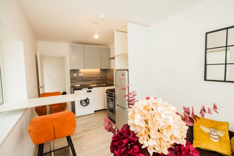 Coombe Hill 2 bedroom House free street Parking