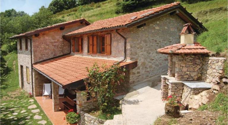 House with garden, private pool & BBQ in Camaiore