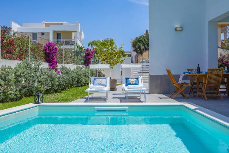 Family-friendly pleasant house with yard, private pool & grill | Beach nearby | Pets are welcome — photo 5