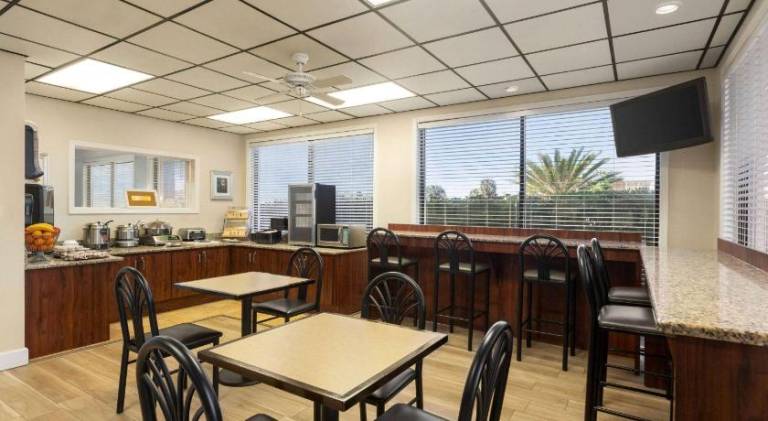 Days Inn by Wyndham Cocoa Beach Port Canaveral — photo 5