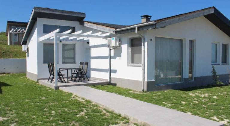 House with private pool, patio & BBQ in Balchik