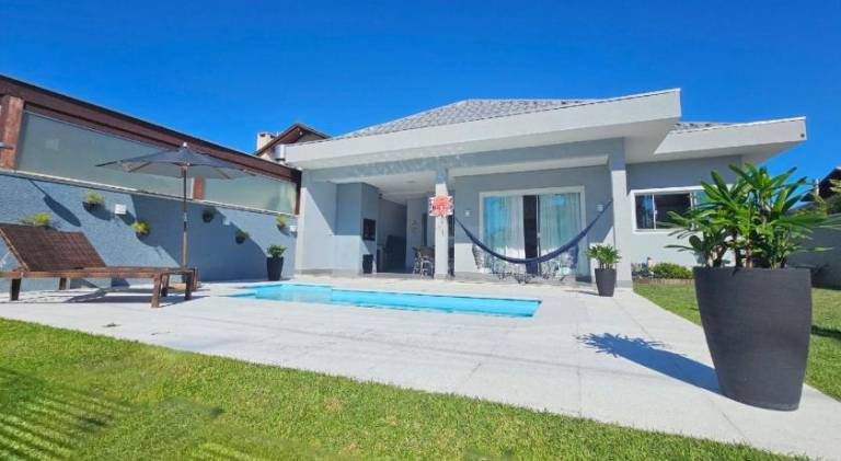 Vacation home with pool in Bombinhas