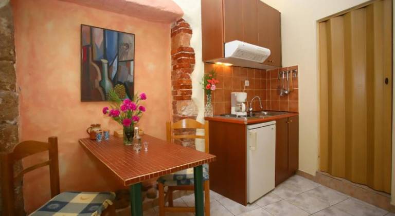 Serviced apartment with patio — photo 3