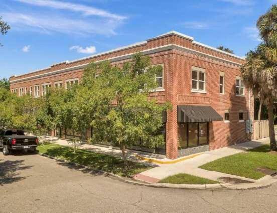 Apartment with 12 rooms for 36 persons in Jackson, FL