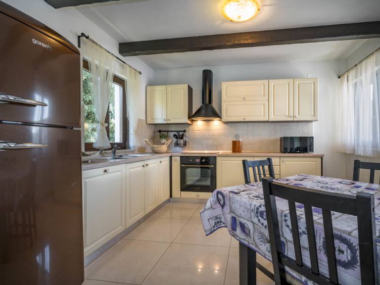 Fully equipped house with garden, terrace & private pool | Pet-friendly — photo 4