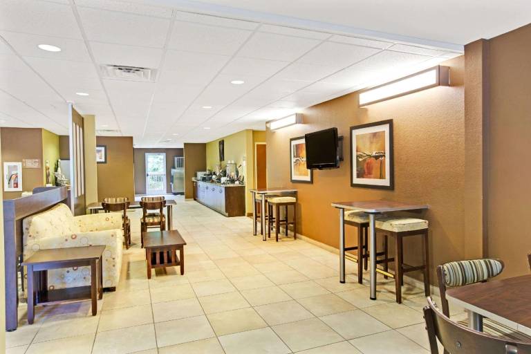 Microtel Inn & Suites by Wyndham Bryson City — photo 2