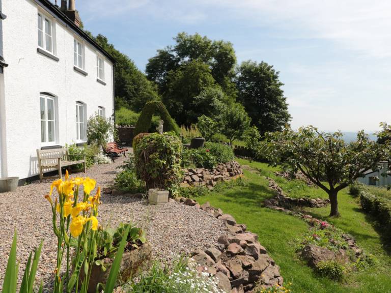 Cottage with garden — photo 2