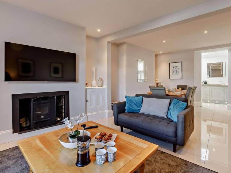 Fully equipped lovely cottage with yard | Water view | Pets are welcome — photo 4