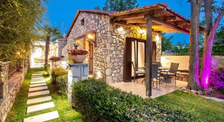 Vacation home with patio, barbecue & garden — photo 3