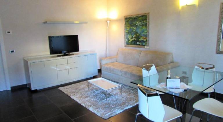 Serviced apartment with yard & patio | Dogs allowed — photo 2