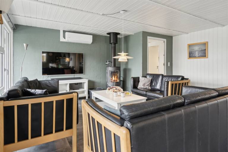 Family-oriented big house with grill, yard & terrace | Sea view | Next to the beach | Dogs allowed — photo 4