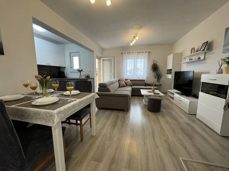 Holiday apartment with garden & barbecue | Garden view — photo 2