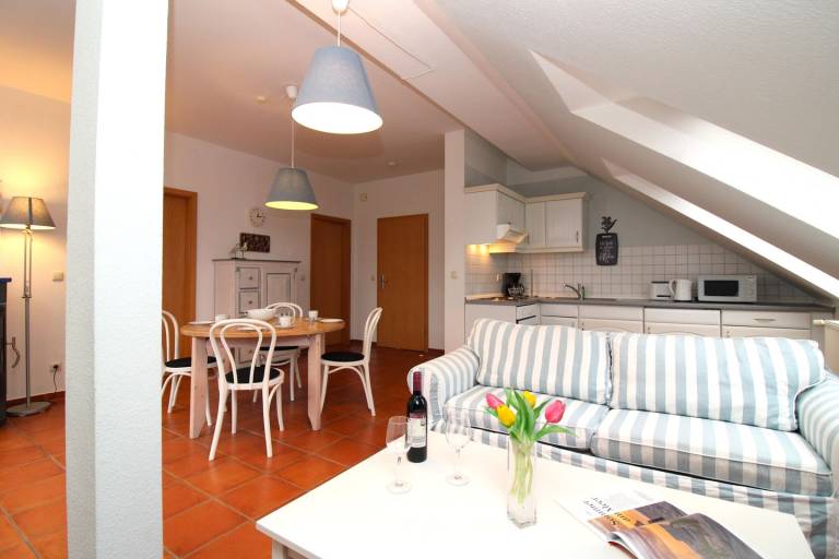 Appartementhaus Villa Sanssouci WE 2: strandnahe 2-Zimmer-Fewo mit Dachterrasse in Kuehlungsborn