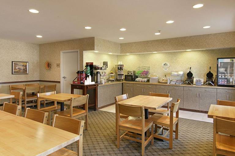 Super 8 By Wyndham Topeka At Forbes Landing — photo 4