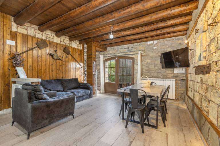 Fully equipped nice house with terrace, yard & fast internet | Mountain view | Pets allowed in Huesca