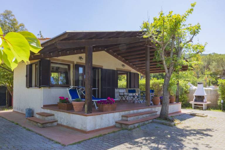 The villa is equipped with a large veranda furnished with table and chairs. Inside there is a small — photo 3