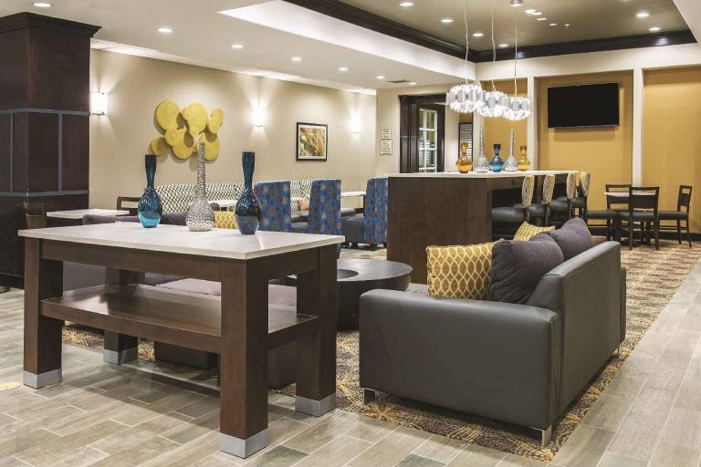 La Quinta Inn & Suites by Wyndham Gonzales TX — photo 3