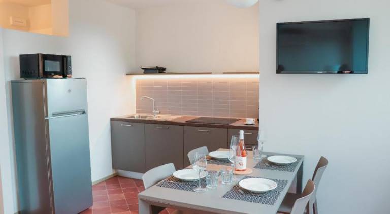 Child-friendly serviced apartment with private pool, yard & patio | Perfect for remote work | Pets allowed — photo 2