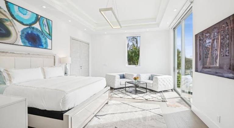 Luxury New Modern Beach Mansion in BEST Location! — photo 2