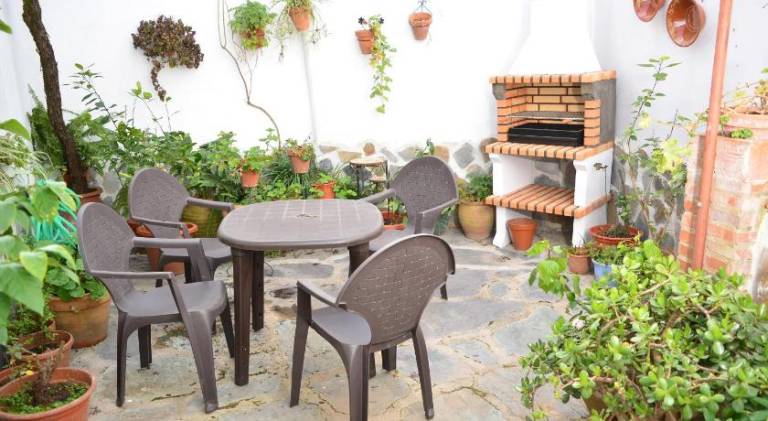 House with patio — photo 2