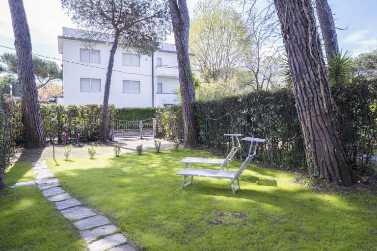 Rental with terrace, yard & grill — photo 4