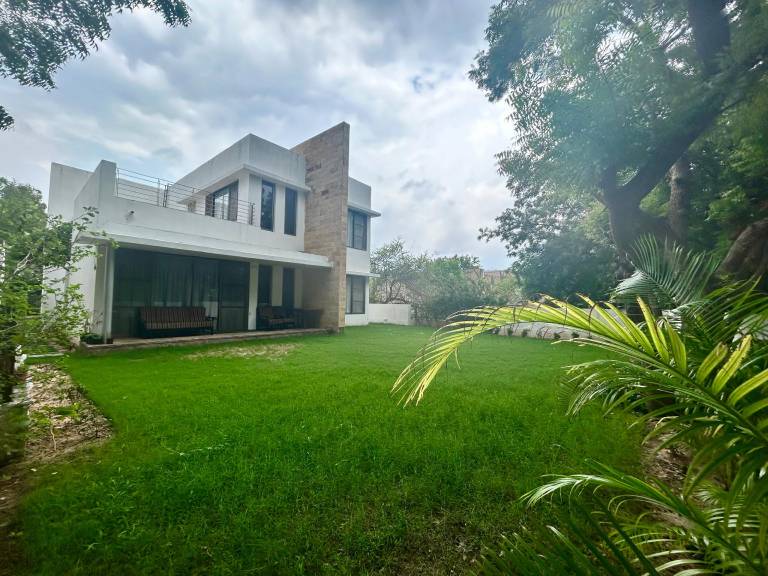 Villa with garden in Ahmedabad