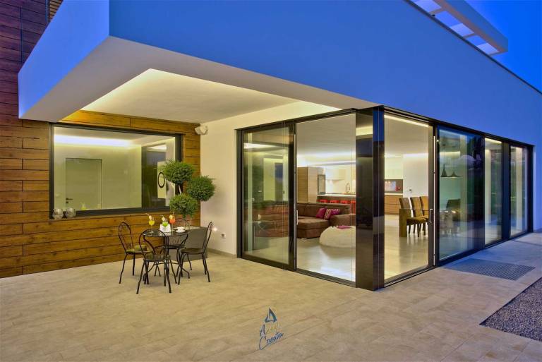 Vibrant modern 5-BR Villa for 10+2, with pool and a sea view — photo 3