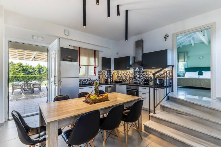 Villa with barbecue, terrace & private pool — photo 4