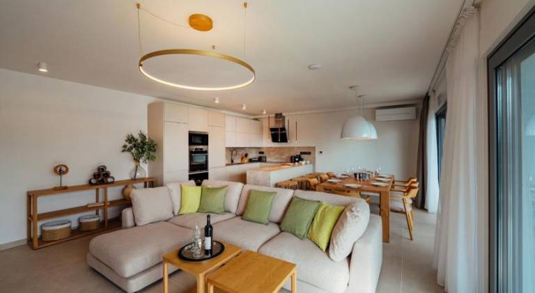 Villa with hot tub & pool | Beach nearby | Pet-friendly — photo 2