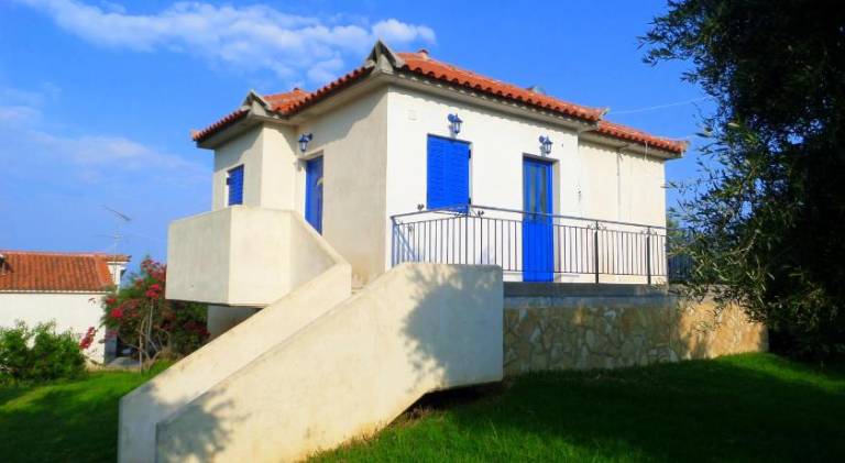 House with garden & patio in Pylos-Nestoras