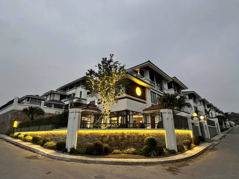 Villa with BBQ, pool & garden | Water view | Perfect for remote work | Pets allowed in Ha Long