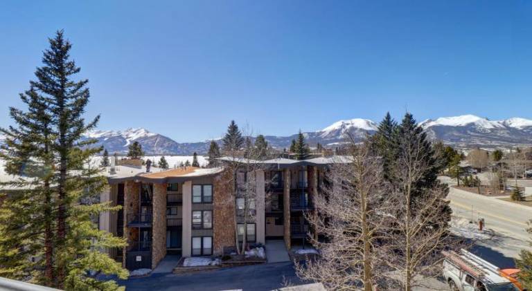 Holiday apartment with hot tub & pool in Silverthorne, CO