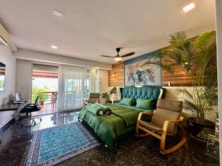 Vacation home with yard — photo 2