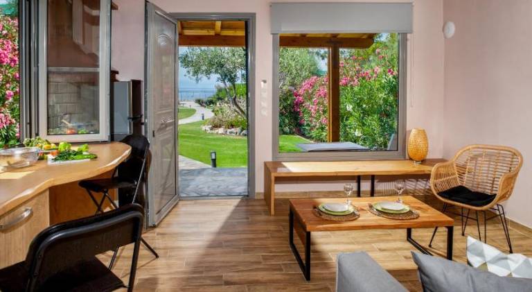 Vacation home with pool, patio & garden — photo 4