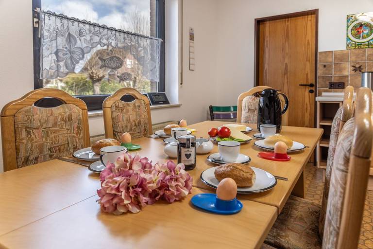 Familienfreundliches Ferienhaus „Plumhuus“ mit großem Garten unter Pflaumenbäumen, Süd-West-Terrasse & Balkon. 2 Schlafzimmer, Spielecke, voll ausgestattete Küche und viel Platz zum Entspannen – inkl. 2 PKW-Stellplätze. — photo 4