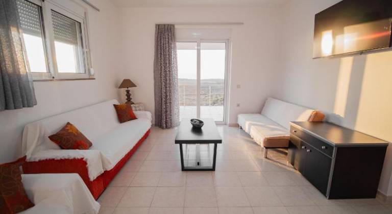 Wonderful vacation home with patio | Pet-friendly — photo 2