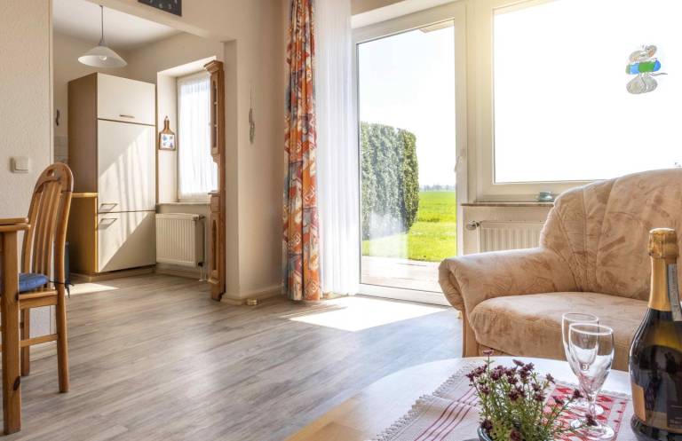 Freie Sicht und idyllisch: Die Erdgeschosswohnung punktet vor allem durch ihre ruhige Lage. Der unverbaute Blick auf die grünen, saftigen Felder Ostfrieslands wird Sie erfreuen. Das Domizil bietet Platz für 4 bis 5 Personen. — photo 2