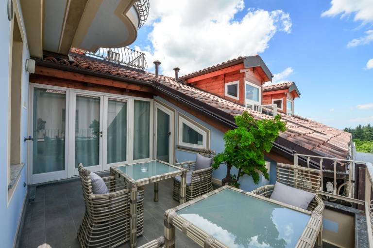 Beautiful serviced apartment with patio | Pets allowed — photo 5
