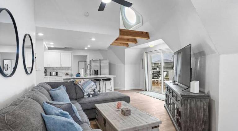 Unique home with massive deck and close to beach — photo 2