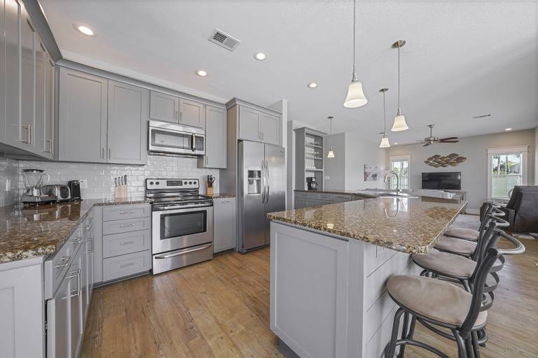 Array of Sunshine - Vacation Home Near the Beach with Private Pool — photo 4