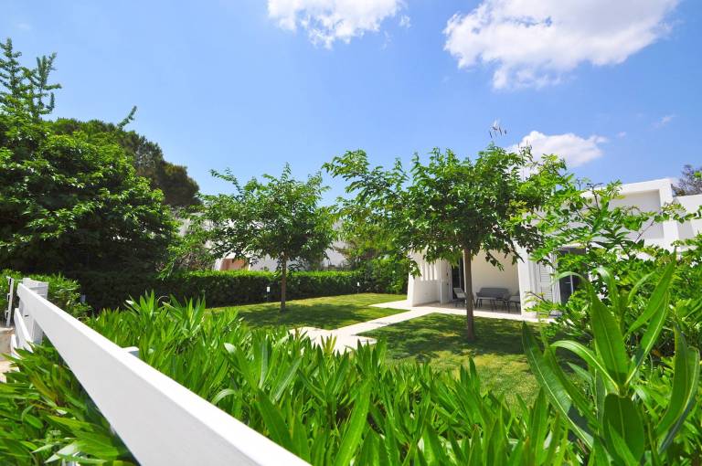 Villa with garden — photo 4