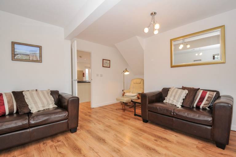 Cottage with garden — photo 3