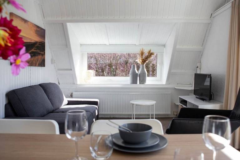 Vacation home with terrace & yard — photo 4