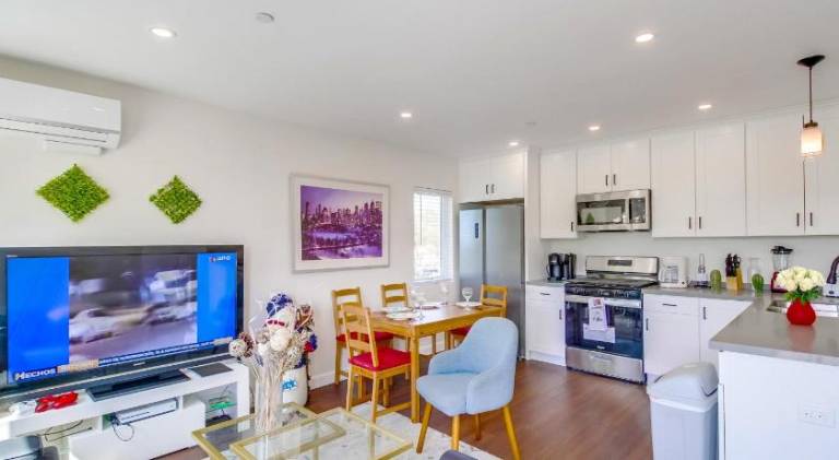 Entire Private Home with 3 Bedrooms 3 Bathrooms, Near San Diego Downtown & Beach, Available Now — photo 3