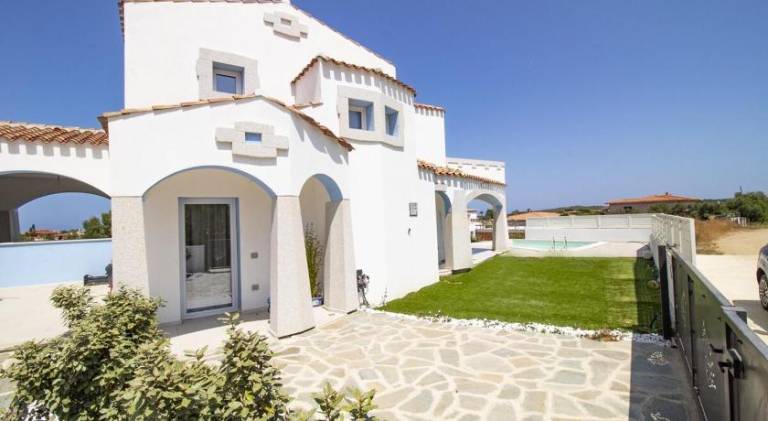 Villa with pool — photo 3